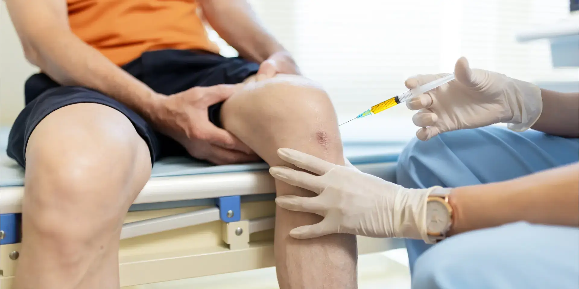 Proceso de inyección de PRP en la articulación de la rodilla por un médico experto.
