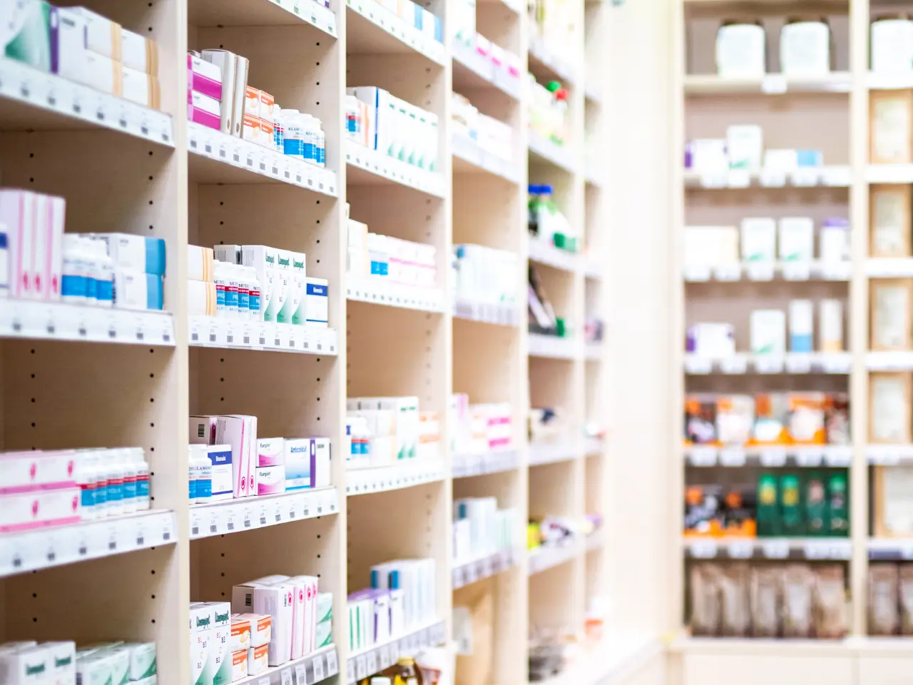 Estanterías llenas de medicamentos en una farmacia.