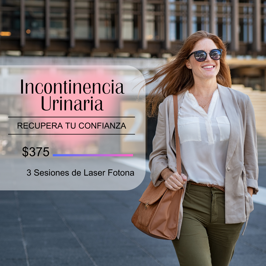 Mujer madura y segura caminando por la ciudad con una gran sonrisa y gafas de sol.